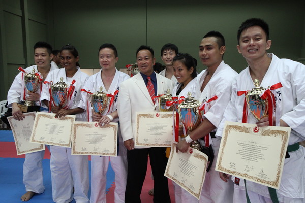 President Midori and the prizewinners. Their further development is expected, especially for the 11th World Championship in 2015